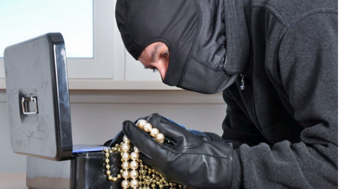 Ramanada evdən 7 min manatlıq qızıl oğurlanıb 