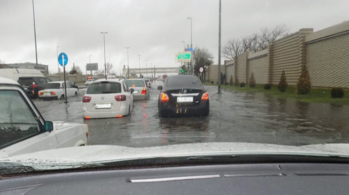 Yağış Bakının yollarını niyə iflic etdi? "Su geri qayıdırmış..." - RƏSMİ 