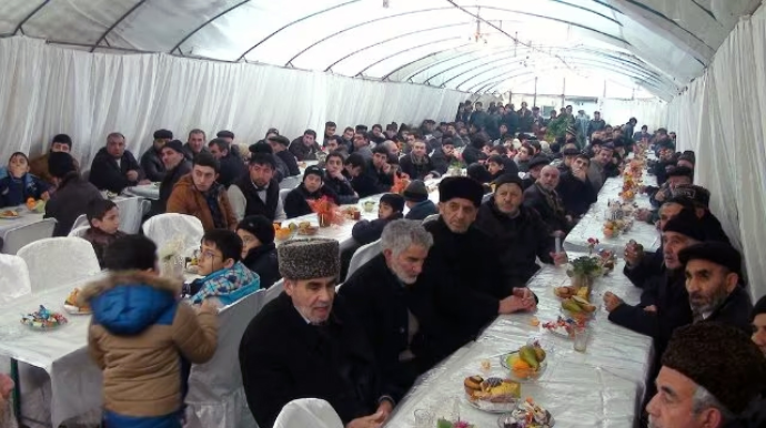 Azərbaycanda yas mərasimində kabab verildi - NARAZILIQ YARANDI 