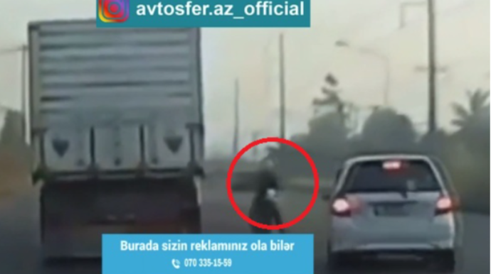 Bayker "protiv" çıxıb avtomobil sürücüsünü belə qəzaya saldı - VİDEO