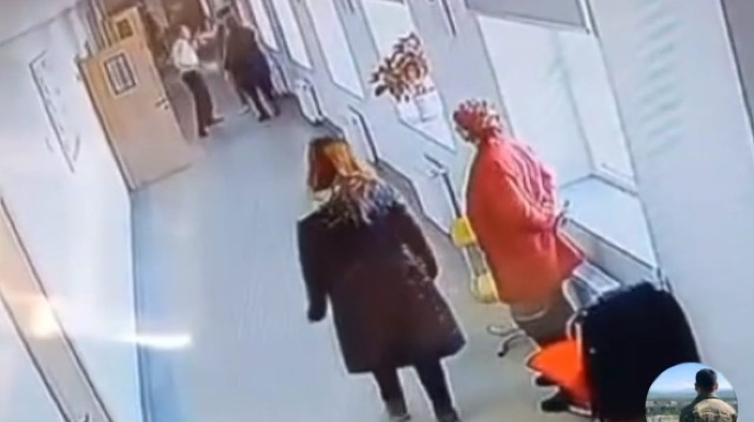 Məktəbdə şagirdi və xadiməni döyən şəxs işdən çıxarıldı - VİDEO