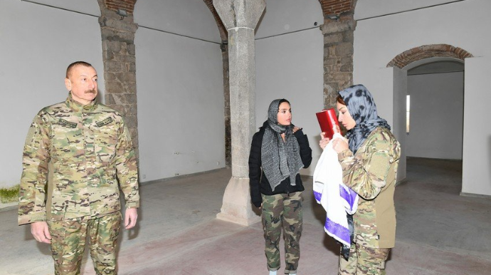 Mehriban Əliyeva Yuxarı Gövhər Ağa məscidinə “Qurani-Kərim” aparıb  - FOTO