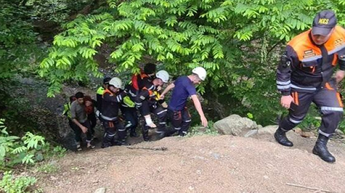 Dağlıq ərazidə köməksiz vəziyyətdə qalan şəxs xilas edilib 