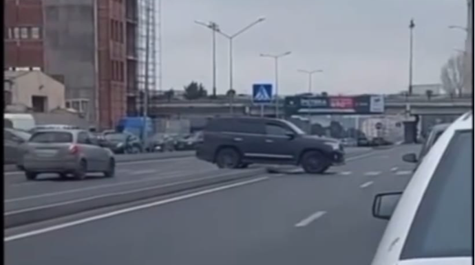 Bakıda sürücülər kütləvi şəkildə bardürə "dırmaşdı"   - VİDEO