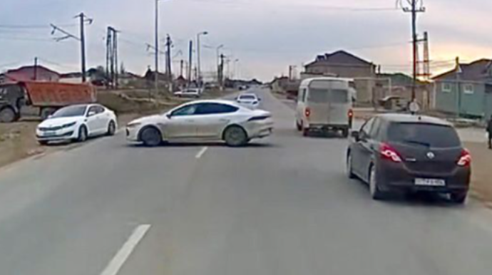 Yola baxmadan geriyə dönən sürücü qəza riski yaratdı    - VİDEO