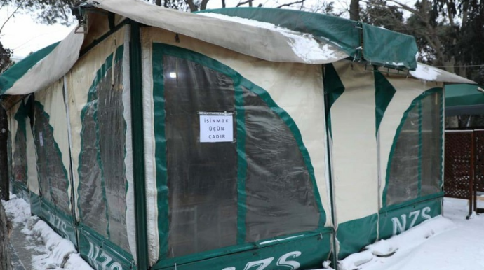 Yolda qalanlar bu çadırda isinir, isti yemək yeyir - FOTO