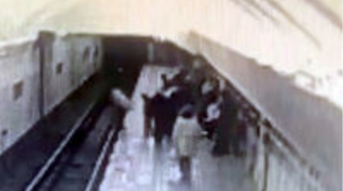 Qonşu ölkə metrosunda DƏHŞƏT - Yaşlı qadın 13 yaşlı qızı relslərə itələdi - ANBAAN VİDEO 