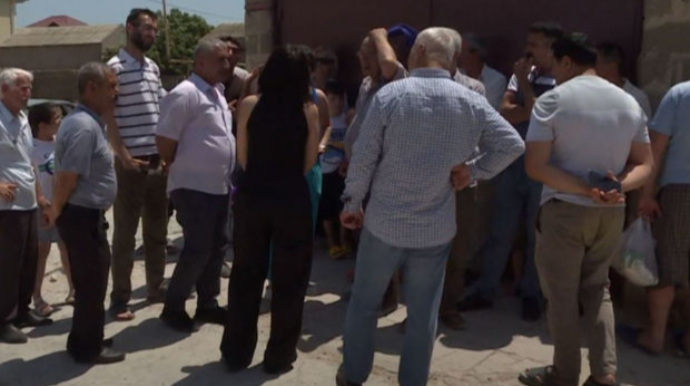 “Azərsu” rəsmisi Hövsanda suyu maşınlarla satmaq üçün kəsib? - AÇIQLAMA    - VİDEO