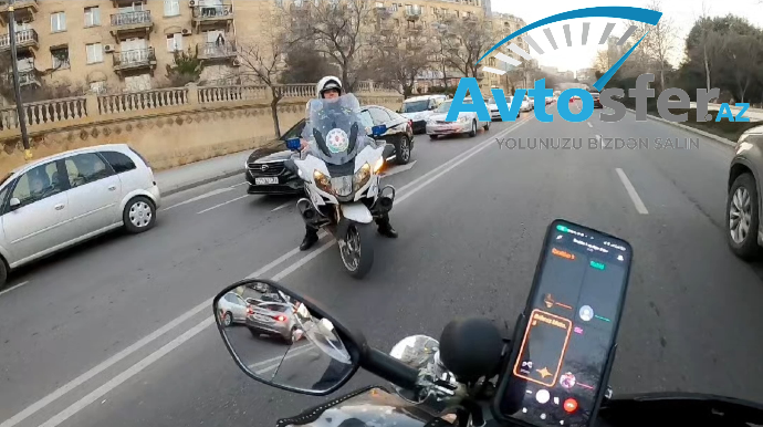 Yol polisi ilə təhlükə yaradan kuryerin maraqlı dialoqu: "Ayağın qırılacaq" - VİDEO 