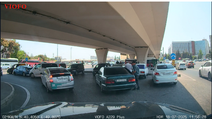 "Manatlıq" taksi sürücüləri 20 Yanvarda körpünün altını avtovağzala çevirib - VİDEO