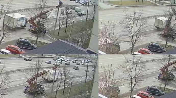 Yük maşını kranla toqquşdu: yolda işləyən elektriklər yerə çırpıldı - VİDEO