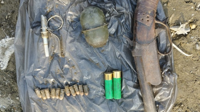 Balakəndə çay kənarından silah-sursat tapılıb  - FOTO
