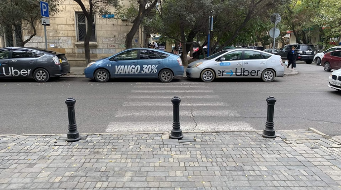 Bakıda taksilər piyada yolunu bağladı  - FOTO