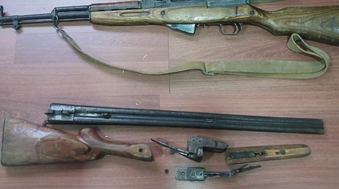 Qəbələ sakinləri odlu silahları polisə təhvil verdi  - FOTO