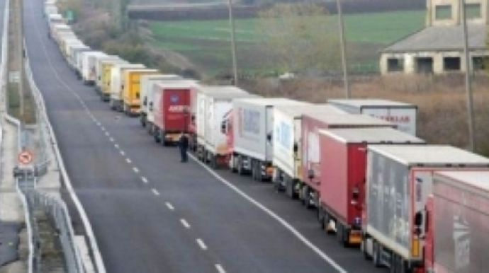 Yük maşınları sərhəddə ləngiyir - İranlı nazirdən şikayət 