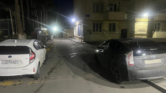“Toyota” sürücüləri maşınlarını qarajın girişində saxlayıb getdi - FOTO 