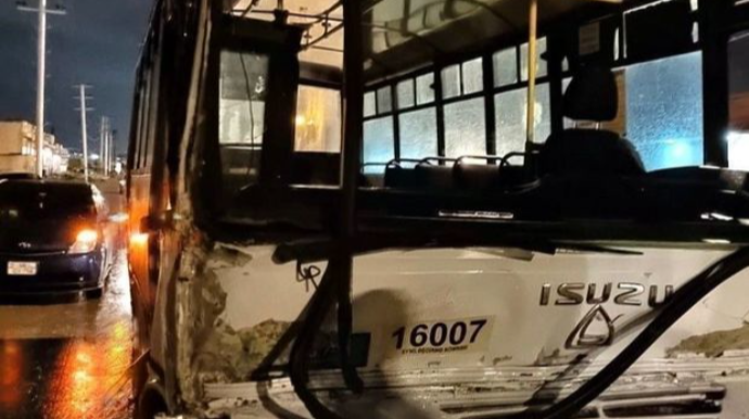 В Баку пассажирский автобус врезался в грузовик, есть пострадавший  - ФОТО