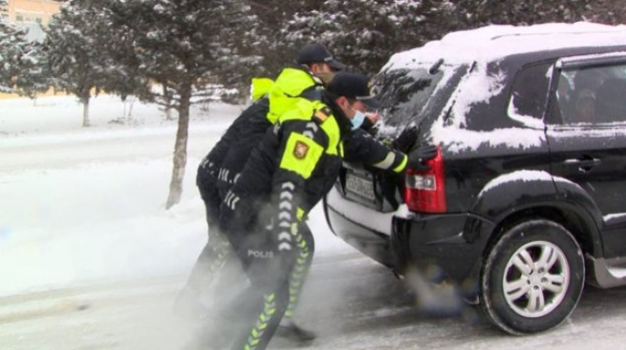 Güclü külək və qarlı hava şəraiti ilə bağlı sürücülərə XƏBƏRDARLIQ - VİDEO 