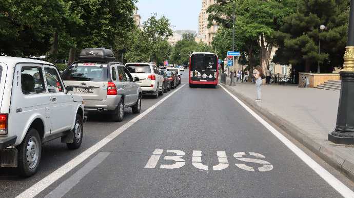 Avtobus zolaqları ayrıldı: bəs ictimai nəqliyyat niyə gecikir? 