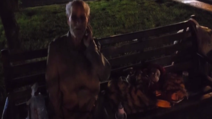 Bakıda DƏHŞƏT:  "Narkoman" ana 2 yaşlı uşağını parkda qoyub getdi  - VİDEO