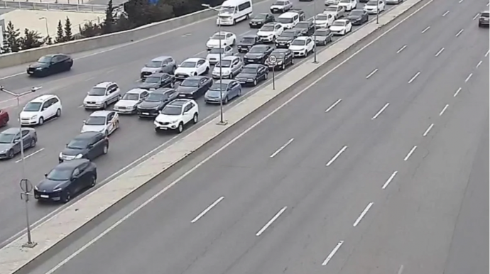 На каких улицах Баку 17 марта наблюдаются транспортные заторы? 