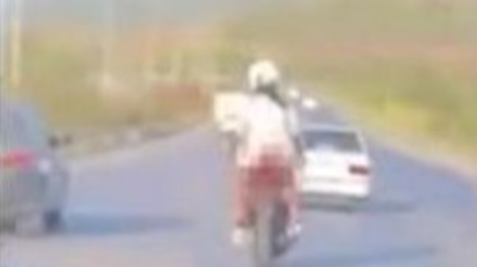 Qısa ətəkdə motosikletə minən qız biabır oldu - VİDEO