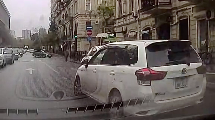 Şəhərin mərkəzində təhlükəli manevr edən sürücü az qala qəza törədəcəkdi    - VİDEO