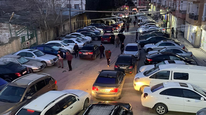 Vağzalın qarşısında xaos: sürücülər maşınını necə gəldi saxlayır - FOTO