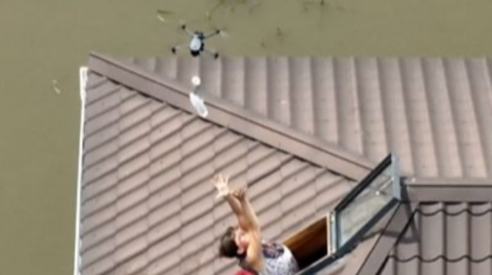 Pilotsuz təyyarələrlə su gözləyən müharibə qurbanları   - VİDEO