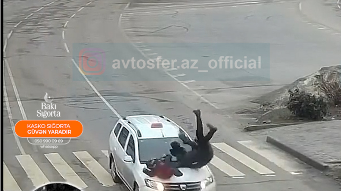 Taksi sürücüsü piyada keçidində ana və uşağı belə vurdu - VİDEO