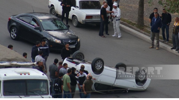 Gəncədə toqquşan avtomobillərdən biri aşdı, xəsarət alan var   - FOTO