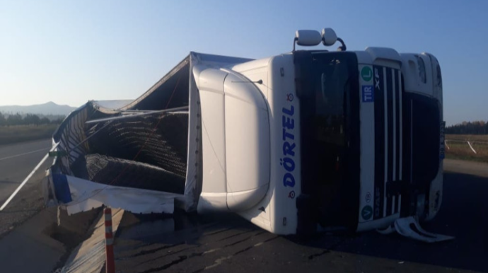 TIR aşdı, azərbaycanlı sürücü öldü 