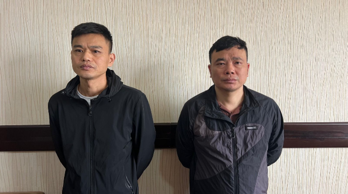 Təyyarədə sərnişinlərin əl “baqaj”larından  oğurluq edən əcnəbilər saxlanıldı - VİDEO 