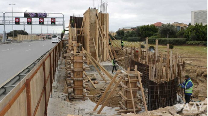 Yeni yerüstü piyada keçidinin inşasına başlanılıb   - FOTO