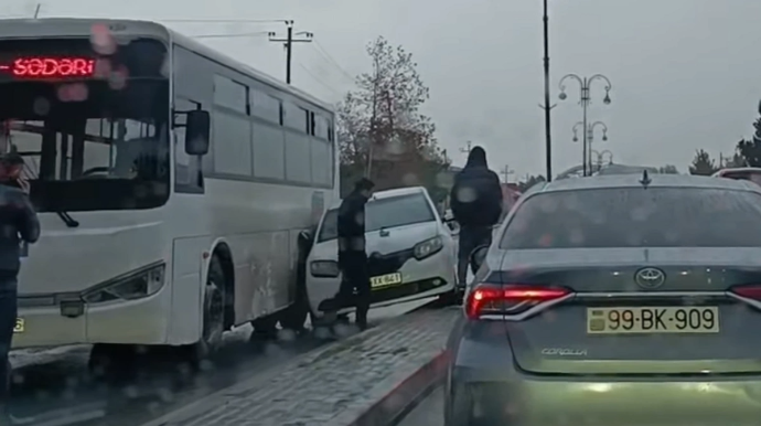 Xırdalanda avtobus minik avtomobili ilə TOQQUŞDU  - VİDEO