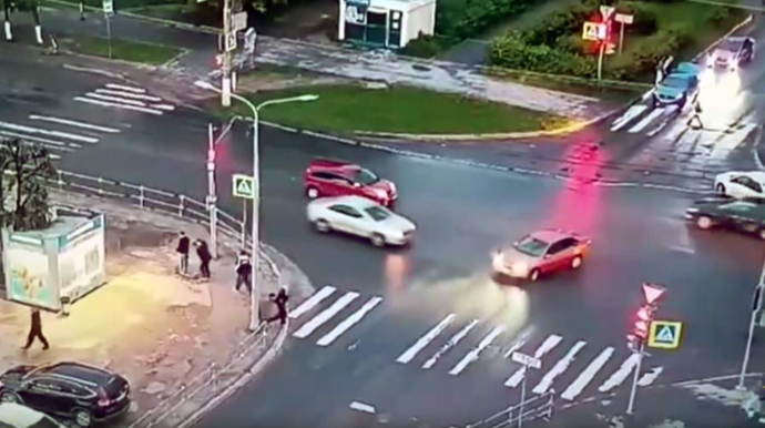 Qayda pozan sürücü bir maşını və iki piyadanı vurdu – Yaralılar var - VİDEO 