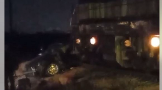 Teplovozla avtomobil toqquşub, ölən var - VİDEO