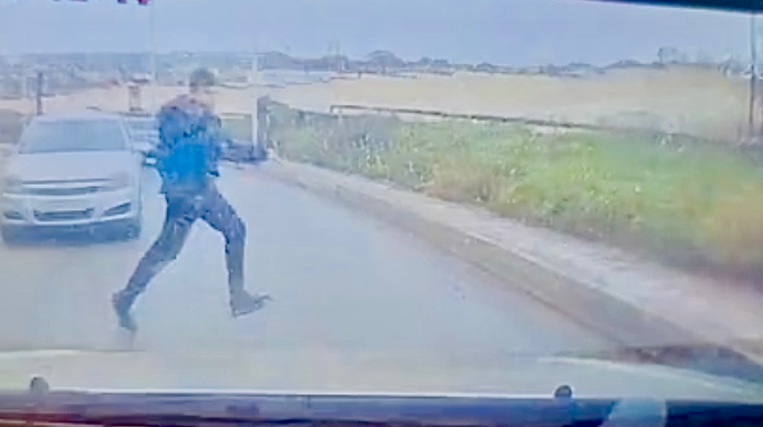 Qəfil maşının qabağına çıxan piyada son anda ağır qəzadan qurtuldu   - VİDEO