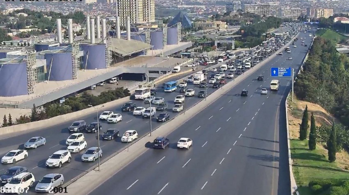 На каких улицах Баку 24 июля наблюдаются транспортные заторы? 