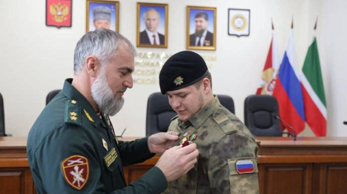 Kadırovun oğlu avtomobil qəzasından sonra medalla təltif edilib 