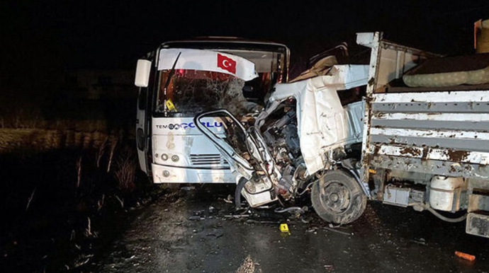 Avtobus yük maşını ilə toqquşub, ölən və yaralananlar var   - FOTO