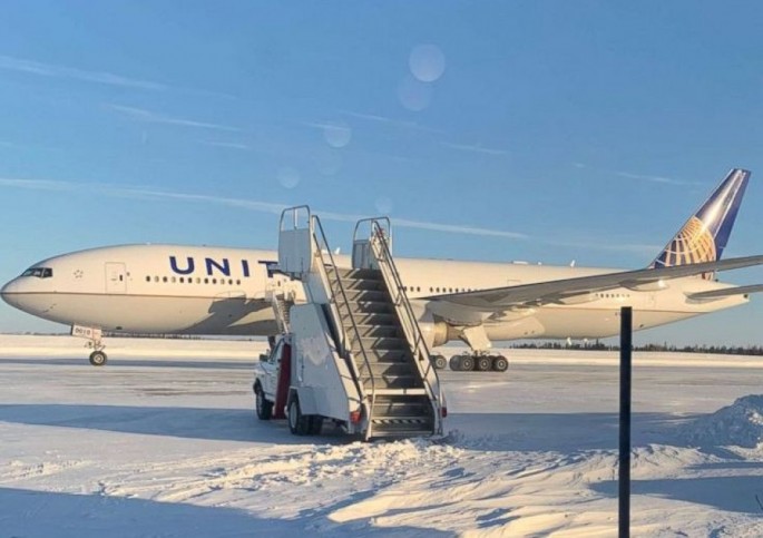 “United Airlines” aviaşirkətinin sərnişinləri 16 saat təyyarədə qalıblar