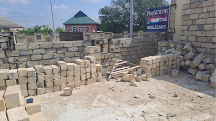 Daha bir qanunsuz tikili söküldü - FOTO