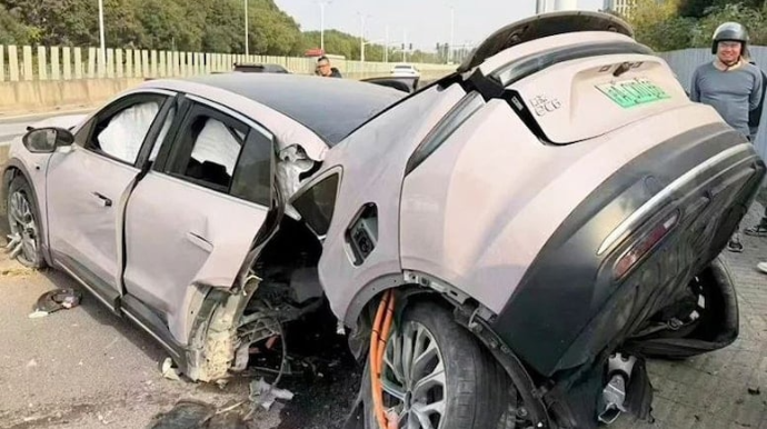 Çin maşını beton maneəyə çırpılıb iki yerə bölündü - FOTO 