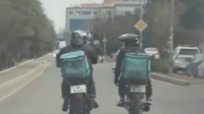Motosiklet sürücüləri yolun ortasında söhbətləşərək TƏHLÜKƏ YARATDILAR  - VİDEO