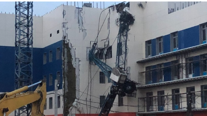 Tikinti meydançasında kran uçdu - ölən və yaralananlar var 