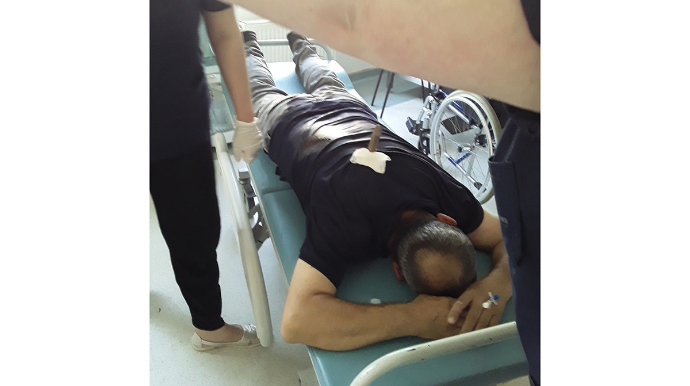 Mingəçevirdə bazarın qarşısında qadın kişini bıçaqladı - FOTO