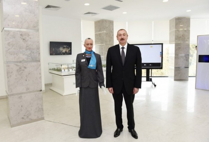 Prezident İlham Əliyev məşhur robot Sofiya ilə İmişlidə görüşdü – FOTOLAR