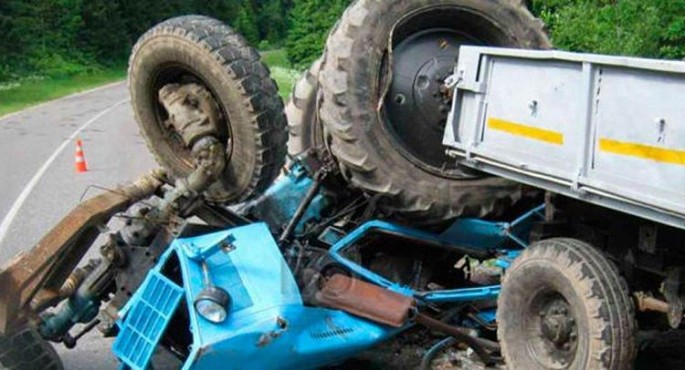 Şəmkirdə traktorla yük avtomobili toqquşub, xəsarət alan var