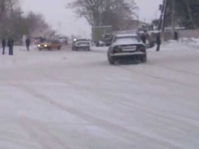 FHN yolda qalanlara yardım edir